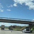 Несрећа на ауто-путу Ниш-Дољевац. Ауто слетео с пута и завршио на крову