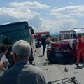 Povređena jedna osoba u sudaru autobusa i automobila