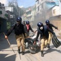 Poginuo policajac, besna masa palila gume: Haos u Pakistanu na protestima zbog povećanja troškova života (video, foto)