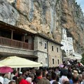 FOTO Hiljade vernika u manastiru Ostrog na praznik Svetog Vasilija Ostroškog