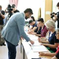 Glasao Aleksandar Šapić, kandidat za gradonačelnika Beograda: Građansku dužnost obavio u školi na BežanijI