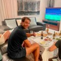 Nadalova fotografija iz dnevne sobe izazvala lavinu komentara: Uz pivo pratio meč protiv Hrvatske, a jedan detalj zbunio je…