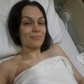 Pevačica (37) nedavno saznala da ima rak dojke: Povukla se sa scene, a sada objavila fotografije iz bolničke postelje i poruku…