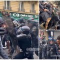 Policija bez milosti tuče novinare i demonstrante: Zastrašujuće scene iz Francuske obilaze svet! (video)