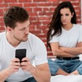 Microcheating: Zašto “lajkuješ” fotke drugih žena?