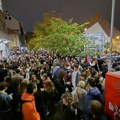 Blokirana Peta beogradska gimnazija, učenici izneli četiri zahteva, više stotina građana i đaka ispred škole (VIDEO)