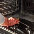 Masnoća i prljavština sa rešetki iz rerne nestaju za tren - dovoljna je samo jedna namirnica koju već imate u kuhinji