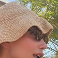 Emina Jahović se krije od znatiželjnih pogleda na plaži Niko je ne bi prepoznao ovakvu: stegla grudi, a svi komentarišu detalj…