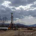Šef gradilišta teško povređen na izgradnji petlje kod Vranjske Banje: Vozač kamiona išao u rikverc, pa ga udario