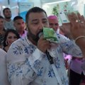 Priča tri jezika, a ne zna da čita na srpskom: Pevač ima samo 3 razreda škole, a zgrće masnu lovu