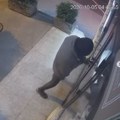 Lopova koji je harao po lokalima u Zemunu snimile kamere: Za nekoliko sekundi obijao brave i pustošio sve pred sobom (video)