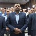 Pokazao srednji prst tokom intoniranja himne? Predsednik opštine Nikšić stoji tik uz Milatovića, ovako su mu stajale šake…