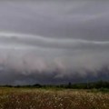 Nevreme stiglo u Hrvatsku, uskoro dolazi i u Srbiju! Crni oblak se nadvio - počeo jak pljusak i grad, vetar obara drveće