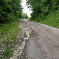 Muke meštana ariljskoj kraja posle nevremena: Put se vodi kao asfaltiran, a asfalta skoro da nema