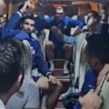 Ludo slavlje u autobusu Evo koju pesmu su "orlovi" posvetili Kariju