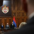 Skupština Srbije: Zašto su kupus, transparenti i zakletve u holu obeležili konstitutivnu sednicu