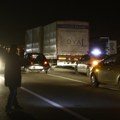 Prevrnuo se auto i završio na krovu: Saobraćajna nesreća na putu Rivica-Vrdnik (video)
