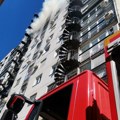 Prve slike požara na Novom Beogradu: Evakuisana jedna žena (foto)