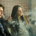 Svaki peti srednjoškolac koristi elektronske cigarete: Lekari upozoravaju na štetnost korišćenja