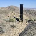 Još jedan blistav misteriozni monolit pojavio se u pustinji u SAD