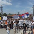 „Hapse nas da proteraju sve Srbe“: Kako je izgledao protest više stotina Srba u Pasjanu zbog hapšenja petorice…