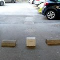 Stop za vozače: Stanari betonskim opekama štite parking u dvorištu zgrade