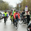 Novosadski studenti i maturanti krenuli biciklima na protest u Loznici