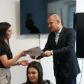 Lončar uručio ugovore o radu još jednoj grupi zdravstvenih radnika koji se vraćaju u Srbiju
