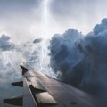 Drama na 30-minutnom letu: Pilot proglasio vanredno stanje, avion uleteo u snažnu oluju (VIDEO)
