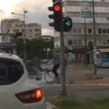 Iz rubrike: Kako je ovo moguće?! Neobičan sudar na semaforu u Novom Sadu: Prolaznici šokirani prizorom, ovo još nije…