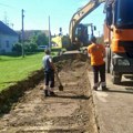 Na Adicama se popravlja kolovozna konstrukcija Nov asfalt u ulicama Gračaničkoj i Jovana Bjelića