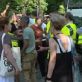 Tuča stanara novobeogradskog Bloka 4 i privatnog obezbeđenja investitora (VIDEO)