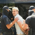 Mladić kog je policija nosila i privela u Zemunu je poznati mladi džez gitarista (FOTO/VIDEO)