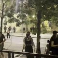 Zoomer: Pristalice SNS krenule na juriš ka grupi novinara u Beogradu
