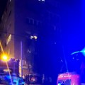 Gori stan u Višnjičkoj banji: Vatrogasci gase veliki požar: Stanari hitno evakuisani (video)