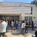 Građani i dalje ispred Rektorata: Dekan bi trebalo da bude među svojim studentima