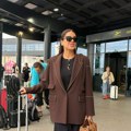 Ko još ovako putuje i nosi najskuplju torbu na svetu: Naša pevačica uhvaćena na aerodromu u šik izdanju: Haljina, štikle i…