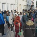Dok su kolone građana, autobusa i novinara hrlile prema hali neko je ipak bio uz učenike doma koji protestuju 10. dan! Dom…