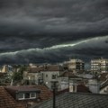 Oblačni "zid" se nadvio nad gradom; Na snazi je narandžasto upozorenje VIDEO