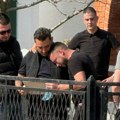 Darko Lazić se vratio u porodični dom: Prijatelji ga pridržavaju i grle dok plače, a on ljubi umrlicu (foto, video)