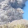 (Video) Vulkan eksplodirao i usmrtio planinare Stravični snimci panike: ljudi bežali niz padinu dok je pepeo gutao planinu