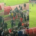 Nezapamćene scene! Fudbaleri Radničkog se tukli sa svojim navijačima, jurili đavole po terenu da ih biju!