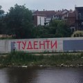 Mural „Studenti pobeđuju“ u Vlasotincu nije izdržao ni jedan dan – jutros osvanuo, već se prekrečuje