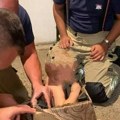 Zaglavio se u tabureu, vatrogasci ga izvlačili: Nesvakidašnja intervencija u Prijedoru