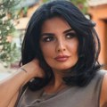 Prekrstila noge u prekratkom šortsu, svi je gledaju! Milena Popović pozira u bašti restorana, jednim potezom raspametila…