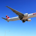 Drama na nebu iznad okeana: Let iz Čikaga prinudno sleteo zbog neobičnog mirisa u avionu: Posada poslala poziv u pomoć