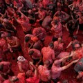 Paradajz leteo na sve strane: Hiljade ljudi učestvovalo u tradicionalnom festivalu "Tomatina" u Španiji (video, foto)