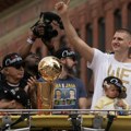 Navijači Denvera na ulicama slave NBA šampione: Jokić pozdravljen skandiranjem "MVP" i srpskim zastavama