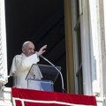 Papa posle izlaska iz bolnice pozdravio okupljene na Trgu Svetog Petra
