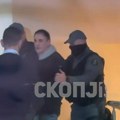 Šta je Vanjin otac pokazao novinarima dok ga je policija sprovodila u sud (video)